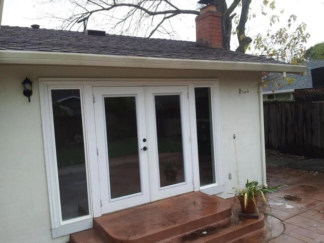 Building Photo - Charming 3-Bedroom Home in a Family Friend...