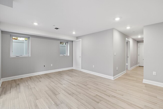 Building Photo - 57 Lincoln Ave