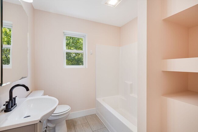 Building Photo - Elevated Eco-Friendly 2-Bedroom Home in Sw...