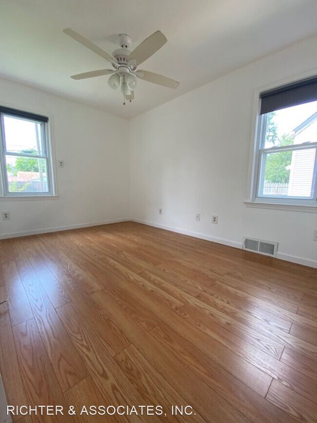 Building Photo - 4 br, 2 bath House - 3855 ROYAL AVE