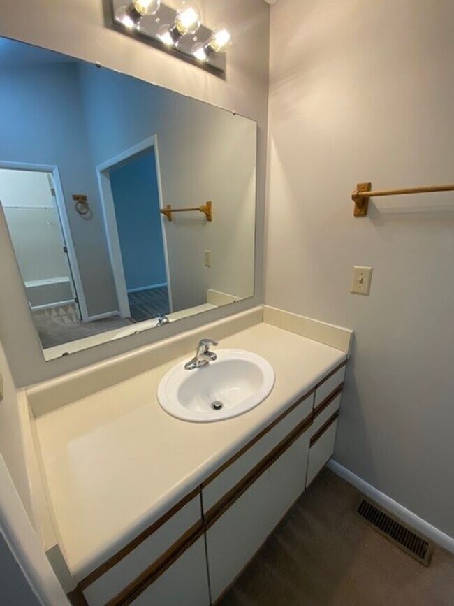 Building Photo - Welcome to this stunning 2-bedroom, 2-bath...