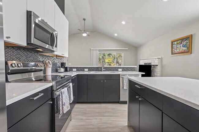 Building Photo - 1001 N Shamrock St