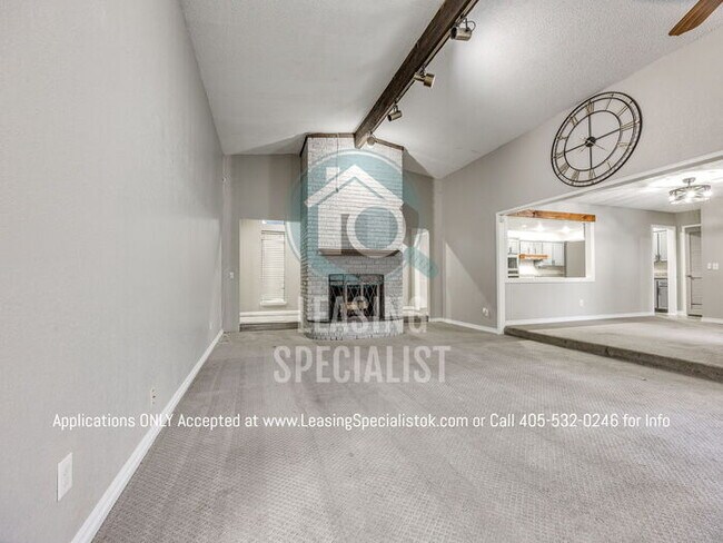 Building Photo - Warr Acres 3 Bed 2 Bath Home with a Pool!!