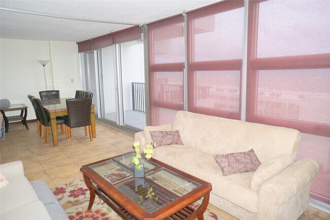 Building Photo - 525 N Ocean Blvd