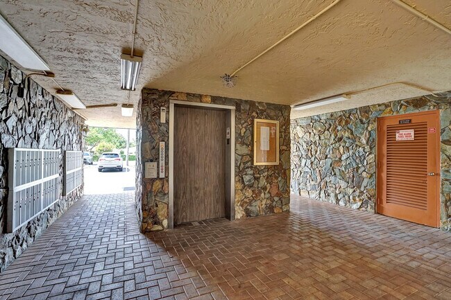 Building Photo - 301 SE 3rd St