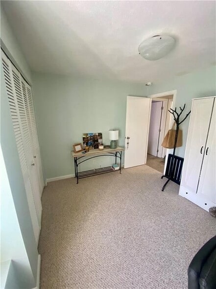 Building Photo - 7 Wake Robin Rd