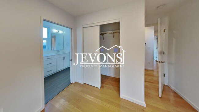 Building Photo - 5BR/4.5BA House in Seattle -- Available Now!