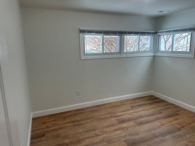 Building Photo - Renovated Pennsbury School District 4 bedroom 2 bath in North Park in Levittow PA Falls Twp.  Lar...