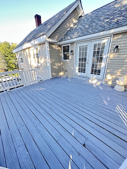 Deck - 7 Race St