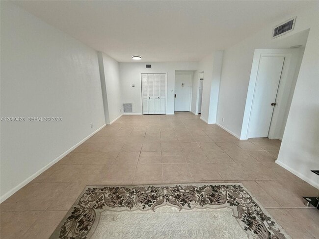 Building Photo - 4400 Hillcrest Dr