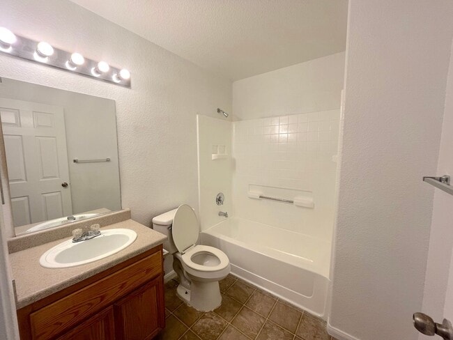 Building Photo - SPACIOUS 2BED/2BATH CONDO * SECOND FLOOR FLOOR UNIT*