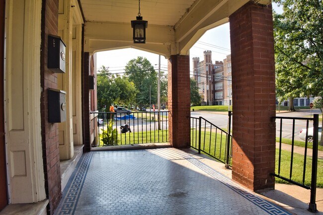 Building Photo - Charming 2-Bedroom South City Apartment with Historic Character