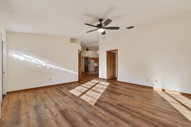 Building Photo - 6016 Pompano St