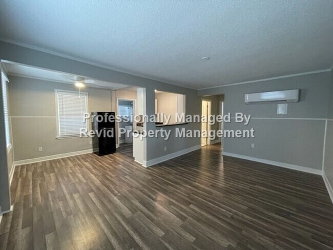 Building Photo - *FIRST MONTH RENT FREE* Freshly Renovated ...