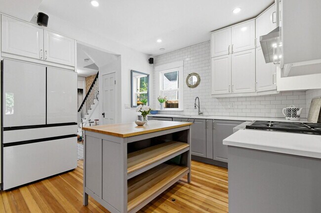 Building Photo - "Charming 4-Bed Oasis with 2.5 Baths in the Heart of Denver!"