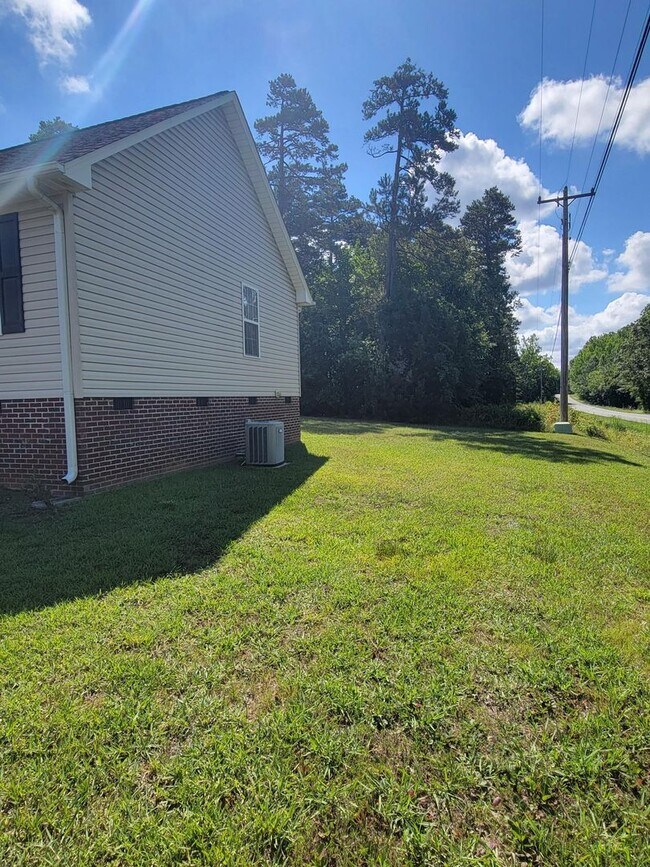 Building Photo - Beautiful three bedroom two bathroom house...
