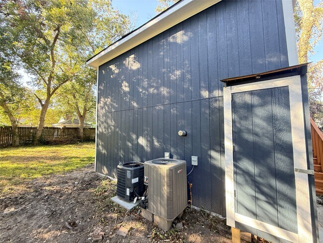 Building Photo - 2209 Gano St