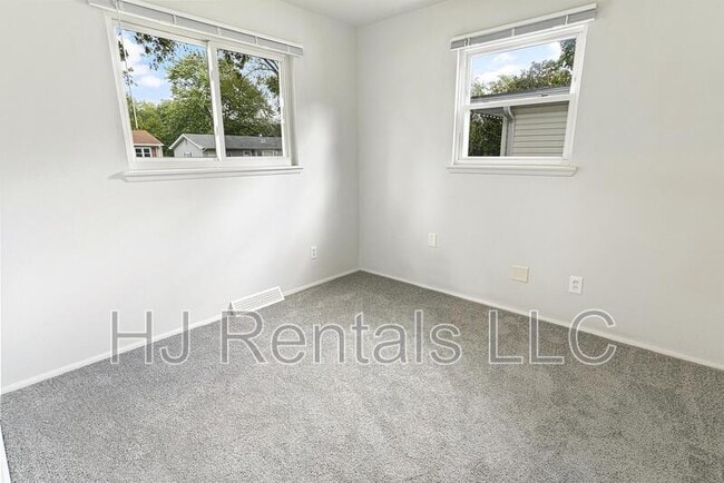 Building Photo - 532 Holiday Ave