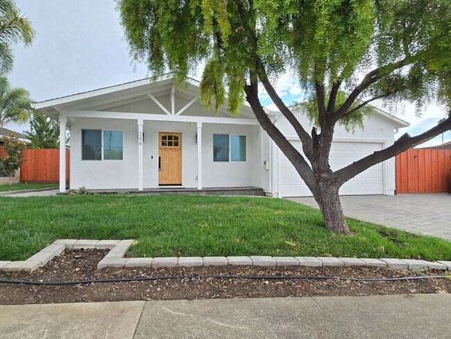 Primary Photo - Spacious Single Family Home, Completed Ren...