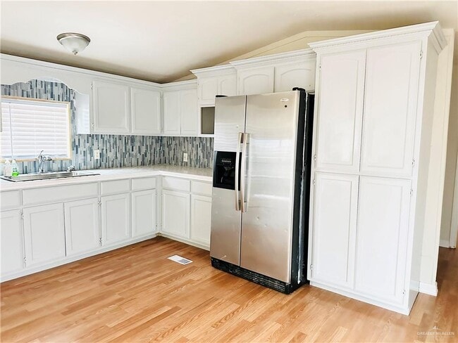 Building Photo - 13 Verbena Ave