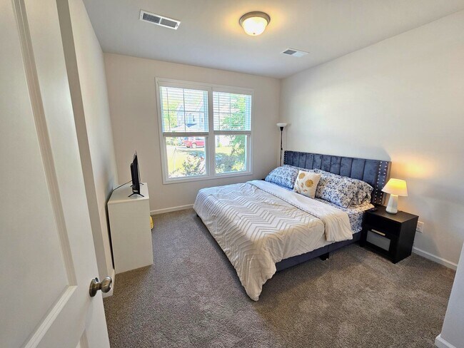 Building Photo - 698 Oak Br Pl