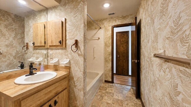 Building Photo - 35025 Raintree Dr