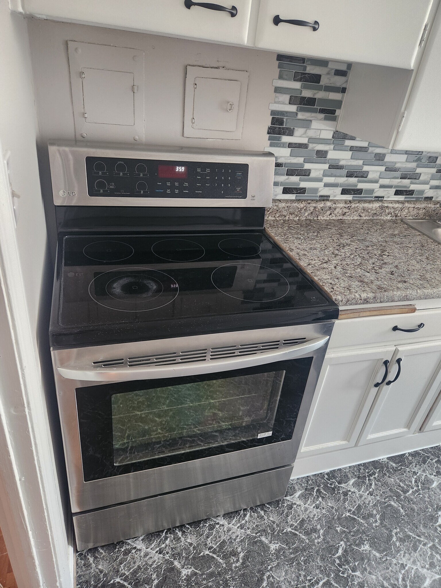 Stove - 13797 Cedar Rd