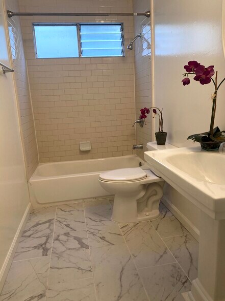 Building Photo - 911 N Harper Ave