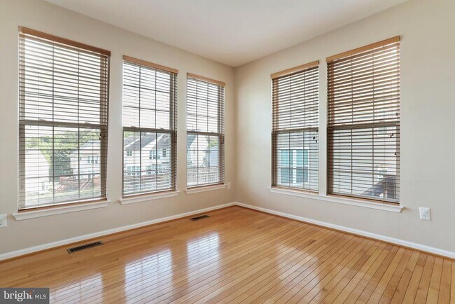 Building Photo - 8818 Papillon Dr