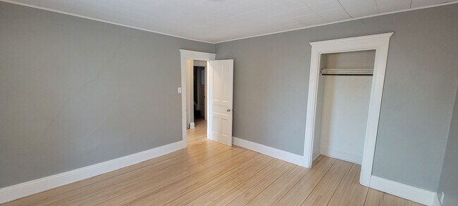 Building Photo - AVAILABLE NOW - 4 Bedroom with garage