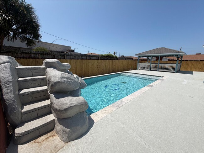 Building Photo - 5525 Swan Dr