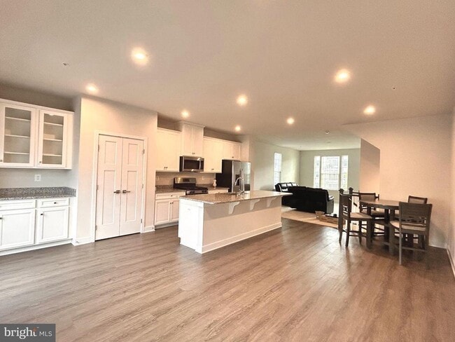 Building Photo - 16225 Picasso Aly