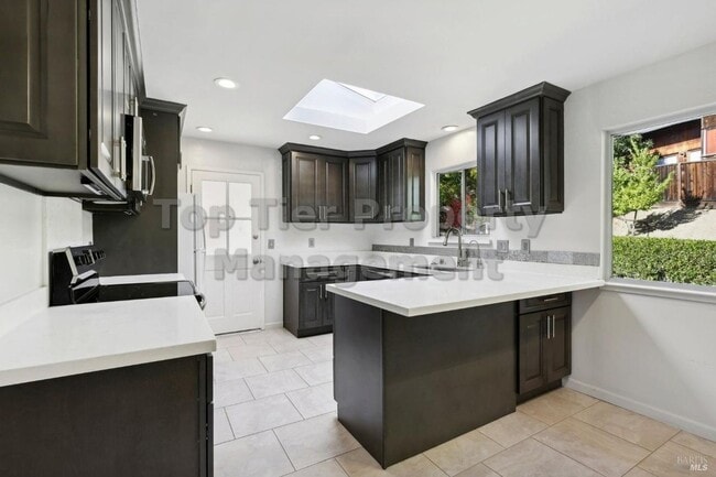 Building Photo - Beautiful 3 bedroom, 2 bath, 2,039 sqft hi...