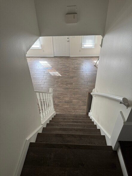 Building Photo - 245 Teesdale Ct