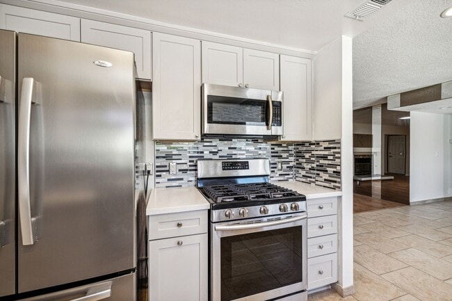 Building Photo - 3 Bed / 2 Bath Home with Bonus Room, Pool ...