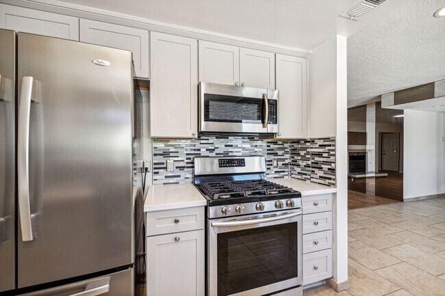 Building Photo - 3 Bed / 2 Bath Home with Bonus Room, Pool and Two Car Garage.