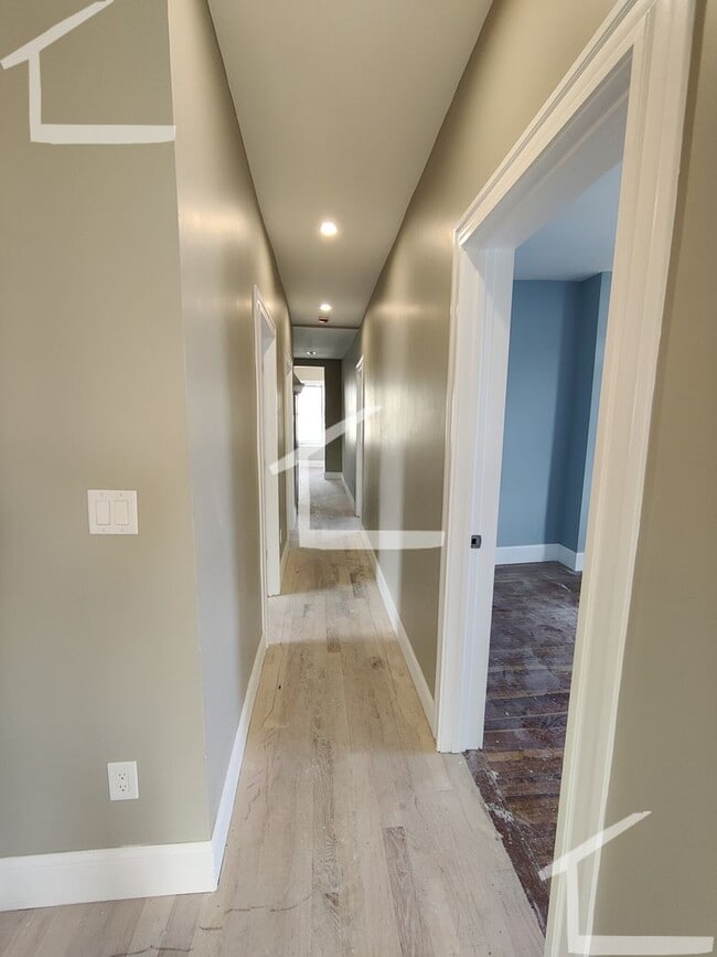 Building Photo - Huge 4 bed in Somerville