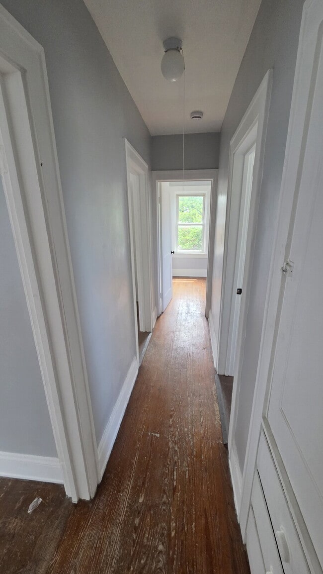 Building Photo - Bright & Airy 2-Bedroom Upper Unit