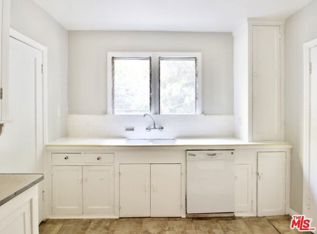 Building Photo - 227 N Swall Dr