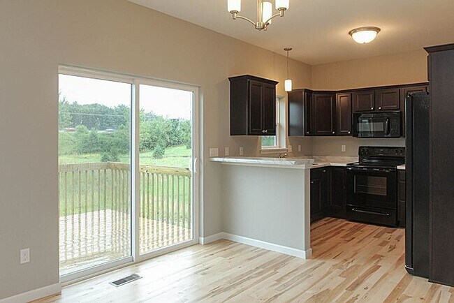 Building Photo - 4 Bedroom, 3 bath close to University.