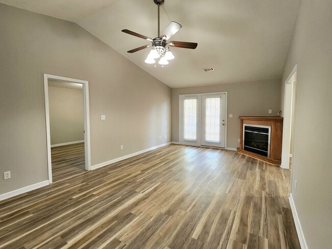 Building Photo - Like New Townhome