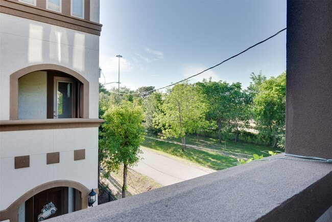 Building Photo - 6105 Stillman St