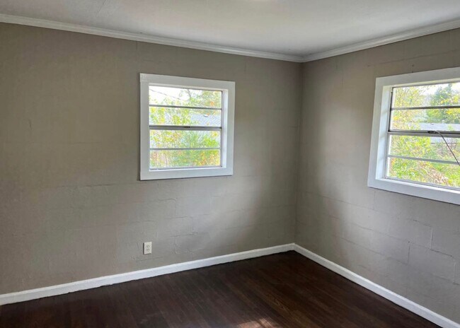 Building Photo - 2 Bed 1 Bath Home