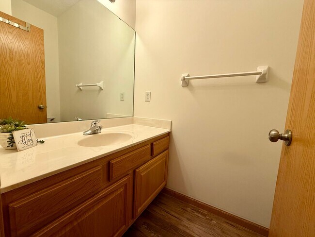 Building Photo - Lovely 3BR/3BA Otsego End Unit Townhome Available June!