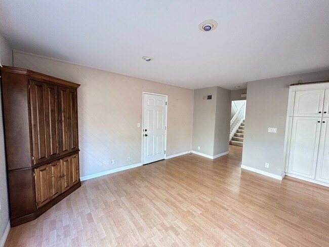 Building Photo - Stunning 4 Bedroom 2.5 Bath Home with Offi...