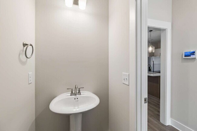 Building Photo - "Charming 3-Bed Townhouse Retreat with 2.5 Baths in Hendersonville's Heart!"