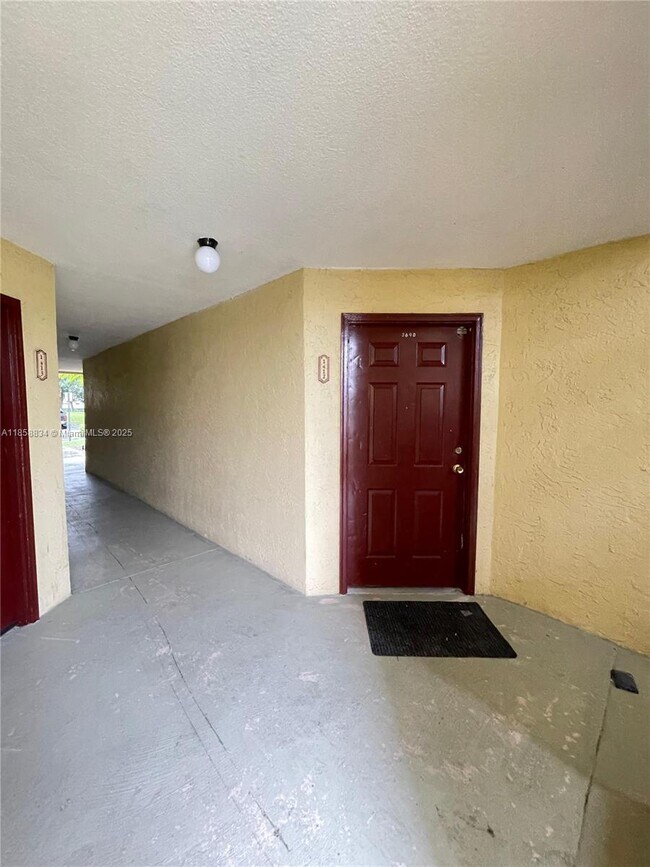 Building Photo - 12400 Vista Isles Dr