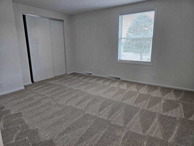 Building Photo - 3BR Townhome – Remodeled Kitchen, Garage, ...