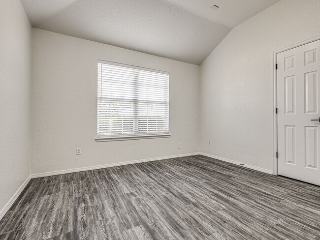 Building Photo - Newly remodeled home in Yukon!
