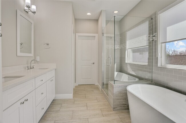 Building Photo - 2413 Chapman St